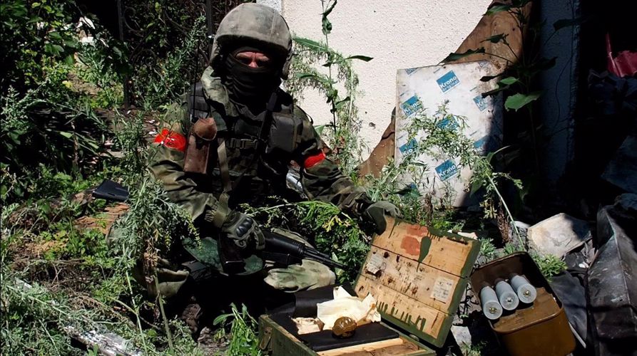 Росгвардейцы обнаружили тайники с боеприпасами в ЛНР (видео)