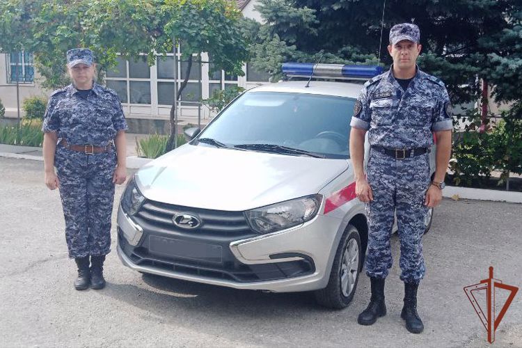 Патруль Росгвардии доставил в медучреждение  Новороссийска почувствовавшую недомогание от жары туристку