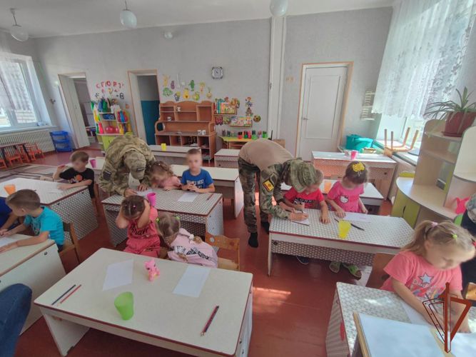 В преддверии Дня Государственного флага росгвардейцы приняли участие в открытии нового детского сада в Херсонской области