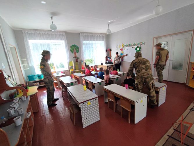 В преддверии Дня Государственного флага росгвардейцы приняли участие в открытии нового детского сада в Херсонской области