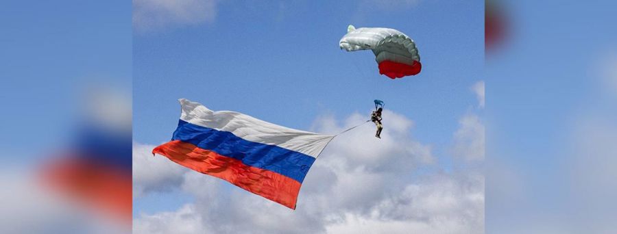 Ко Дню государственного флага спецназовцы Росгвардии совершили десантирование с российским триколором