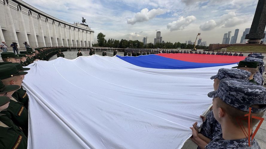 Росгвардейцы из Москвы приняли участие в праздновании дня Государственного флага