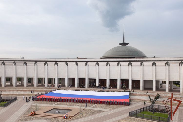 Росгвардейцы из Москвы приняли участие в праздновании дня Государственного флага 