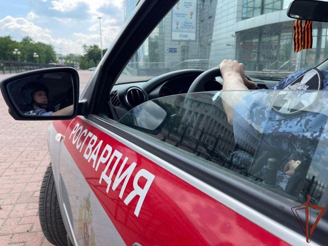 Сотрудники Росгвардии оказали помощь попавшему в ДТП мотоциклисту в Вологде