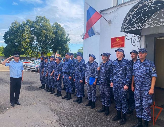Росгвардейцы Центрального округа отметили День государственного флага России