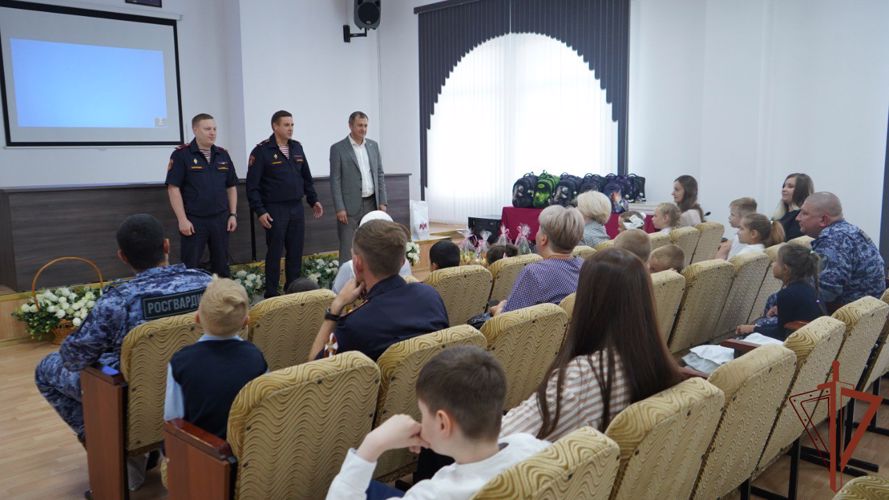 Сотрудники Росгвардии в Подмосковье присоединились ко Всероссийской акции «Помоги собраться в школу» 