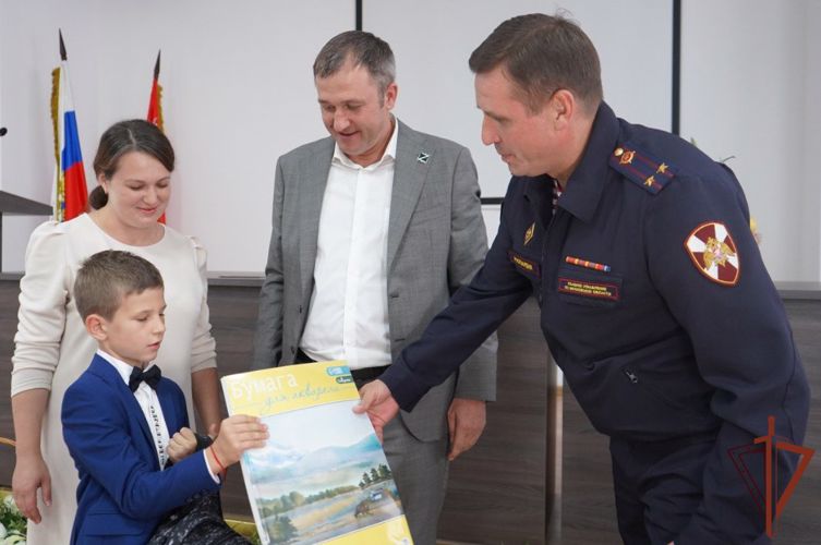 Сотрудники Росгвардии в Подмосковье присоединились ко Всероссийской акции «Помоги собраться в школу» 