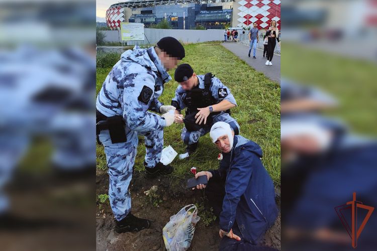 Бойцы ОМОН Росгвардии оказали медпомощь получившему травму гражданину в Москве