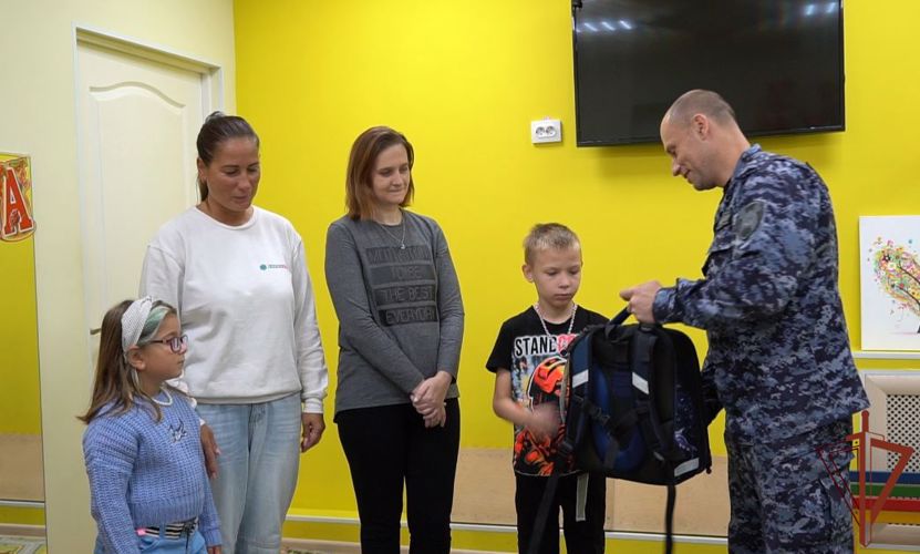 Росгвардейцы приняли участие в акции «Собери ребенка в школу» в Кирове 