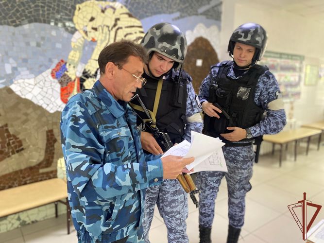 Росгвардейцы в Сибири прошли всероссийские учения по проверке безопасности образовательных учреждений