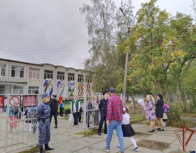 Сотрудники и военнослужащие Северо-Западного округа Росгвардии приняли участие в обеспечении правопорядка в День знаний
