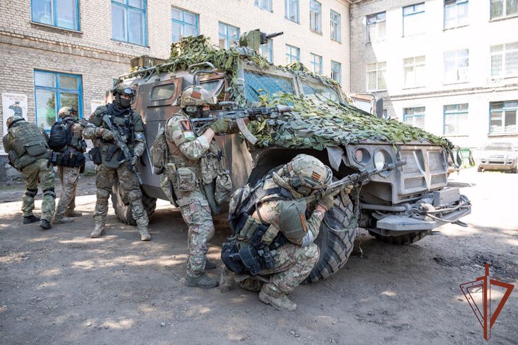 Военнослужащие и сотрудники сил специального назначения Росгвардии встречают профессиональный праздник