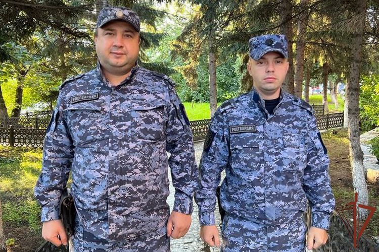 Росгвардейцы оказали помощь оставленным без присмотра малолетним детям в Алтайском крае