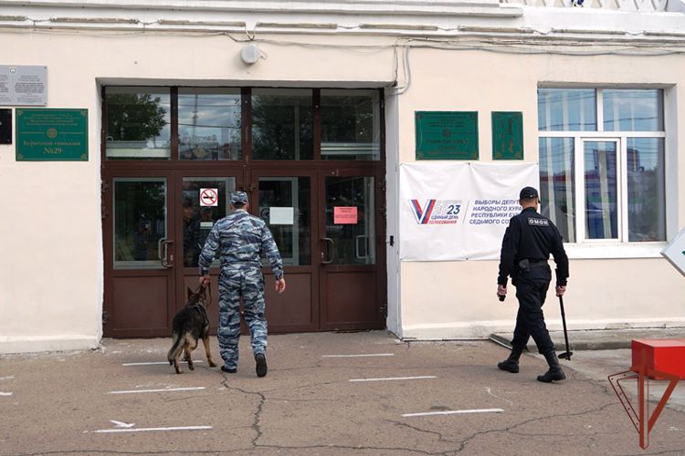 Военнослужащие и сотрудники Восточного округа Росгвардии обеспечили безопасность единого дня голосования