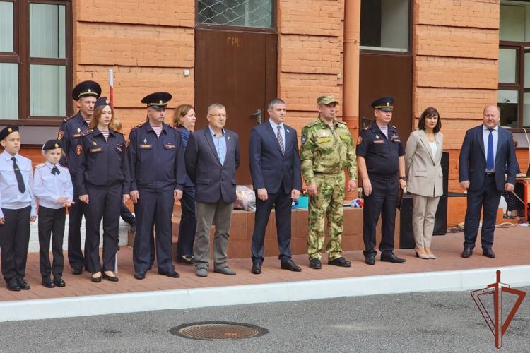 В Санкт-Петербурге сотрудники Росгвардии приняли участие в торжественном открытии кадетского класса Росгвардии