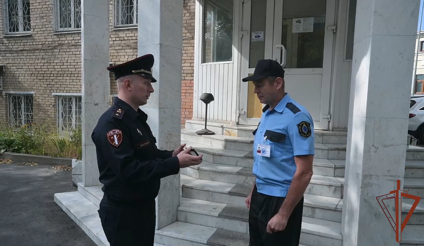 В Москве росгвардейцы проводят профилактику в сфере оборота гражданского оружия (видео)