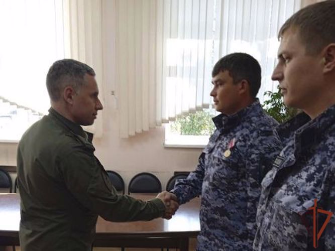 В Кузбассе наградили росгвардейцев, участвовавших в спасении провалившегося под лед ребенка
