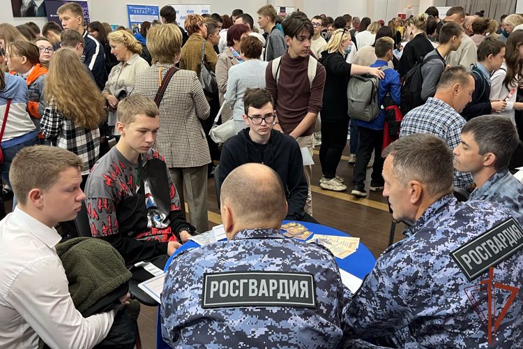 Росгвардия приняла участие во Всероссийской ярмарке трудоустройства в Костроме
