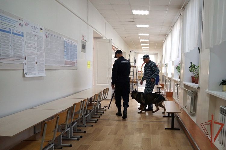 Военнослужащие и сотрудники Восточного округа Росгвардии обеспечили безопасность единого дня голосования