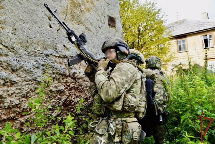 Сотрудники спецподразделений Росгвардии завершили комплекс практических тренировок в полевых условиях в Мурманске