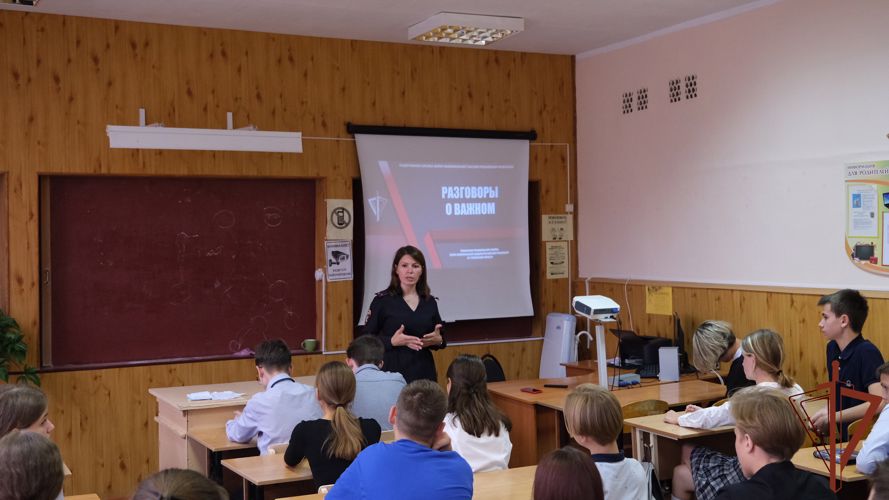Росгвардейцы Центрального округа провели в подшефных школах посвященные 75-летию Героя России генерал-полковника Анатолия Романова мероприятия 