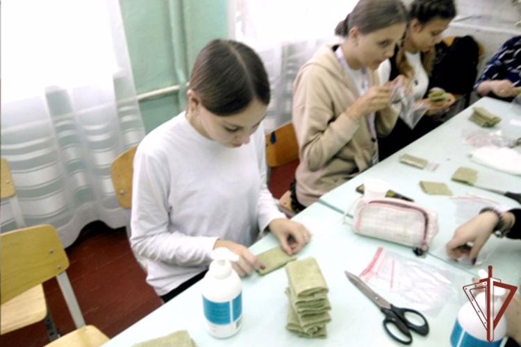 Ветераны Росгвардии и подшефные курганские школьники проводят акцию «Своих не бросаем»