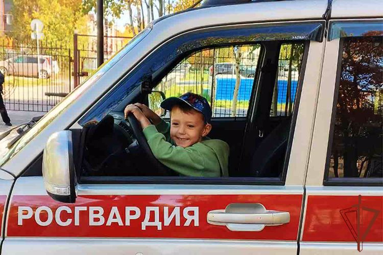 Сотрудники Росгвардии приняли участие в акции «Ваша безопасность - наша работа!» в Уральском округе
