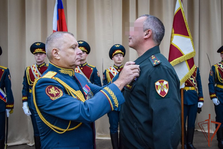 Состоялась церемония вручения штандарта командующему Северо-Западным округом Росгвардии в Санкт-Петербурге