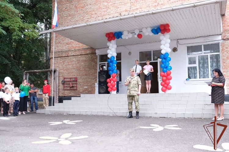 Росгвардейцы в Херсонской области поздравили школьников с Днем знаний