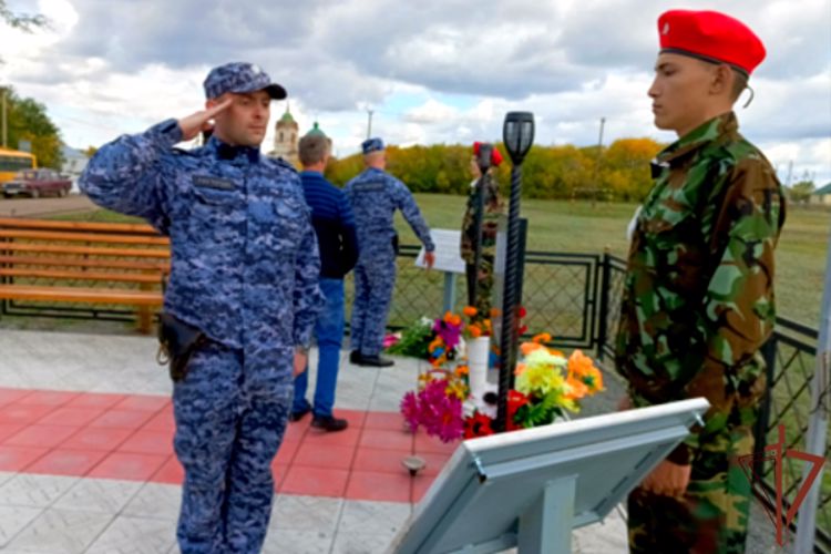 Память погибшего бойца спецназа Росгвардии увековечили в Курганской области