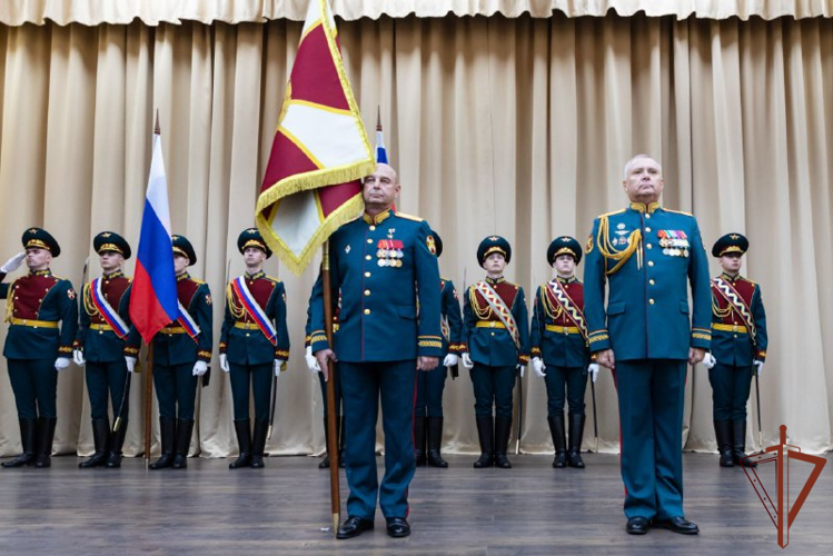 Состоялась церемония вручения штандарта командующему Северо-Западным округом Росгвардии в Санкт-Петербурге