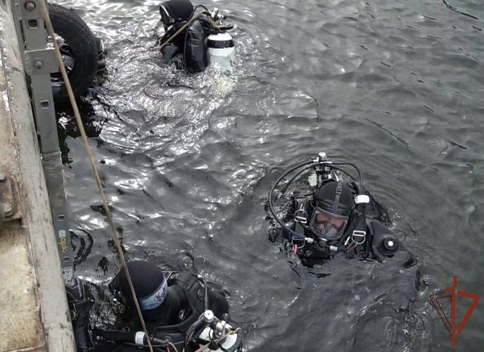 Водолазы Росгвардии провели учебные спуски на Москве-реке 