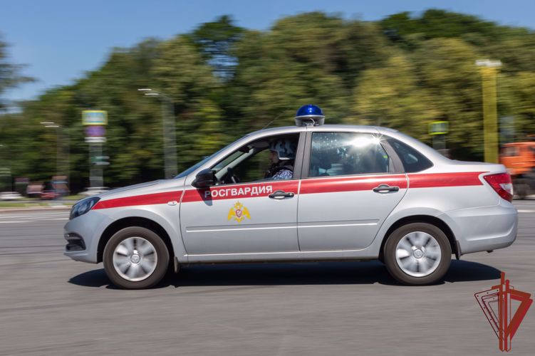 Столичные росгвардейцы оказали помощь застрявшим в лифте женщине с ребенком