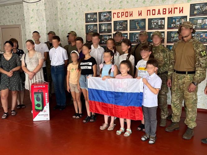Росгвардейцы поздравили с Днем знаний школьников ДНР
