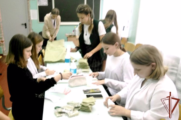 Ветераны Росгвардии и подшефные курганские школьники проводят акцию «Своих не бросаем»