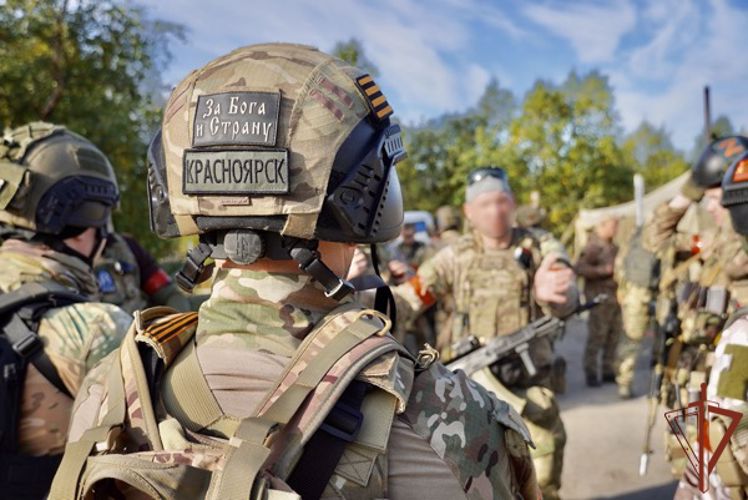 Сотрудники спецподразделений Росгвардии завершили комплекс практических тренировок в полевых условиях в Мурманске