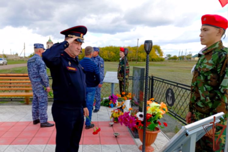 Память погибшего бойца спецназа Росгвардии увековечили в Курганской области