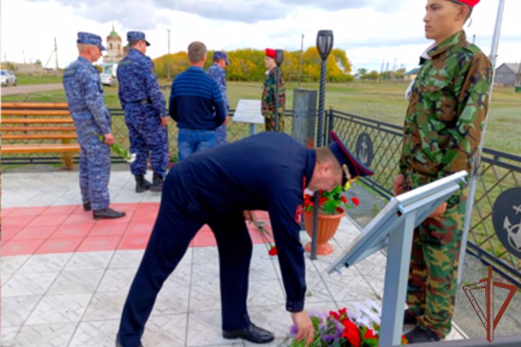Память погибшего бойца спецназа Росгвардии увековечили в Курганской области