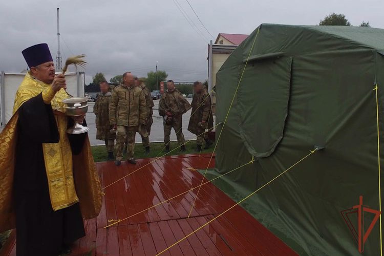 Экспериментальный образец полевого храма, созданного для зоны СВО, открыли в учебном центре Новосибирского военного института Росгвардии 