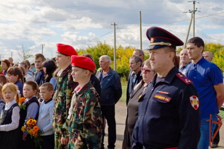 Память погибшего бойца спецназа Росгвардии увековечили в Курганской области