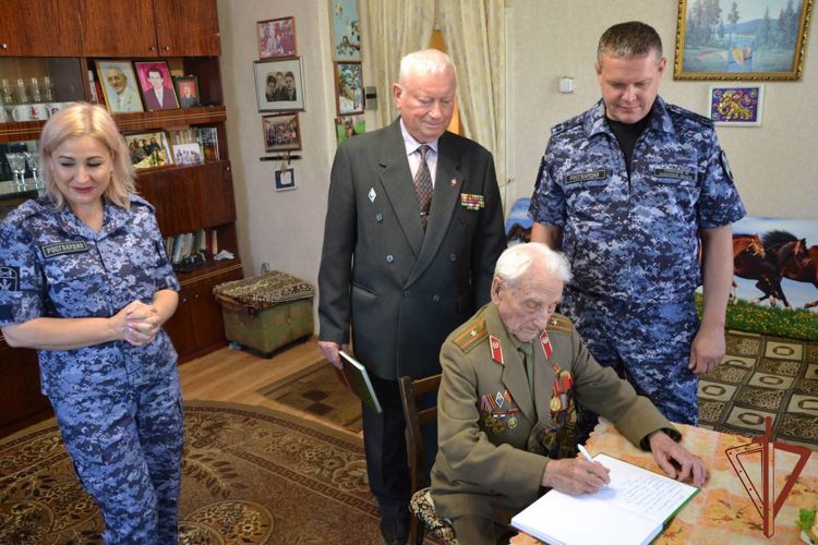 В Самаре росгвардейцы помогли ветерану Великой Отечественной войны издать книгу воспоминаний