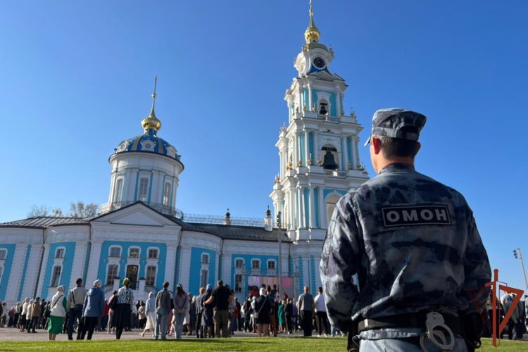 Росгвардейцы обеспечили безопасность Осеннего праздника фонтанов в Петергофе