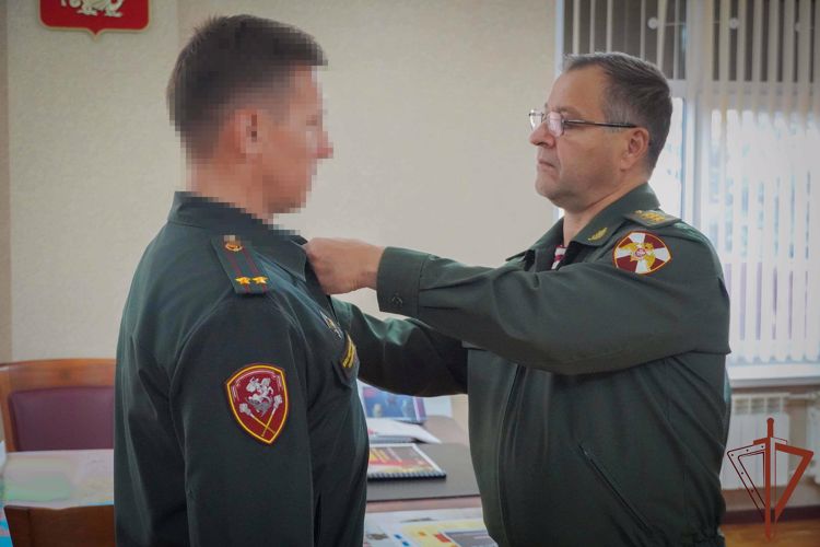 Командующий Центральным округом Росгвардии вручил отличившимся военнослужащим государственные награды 