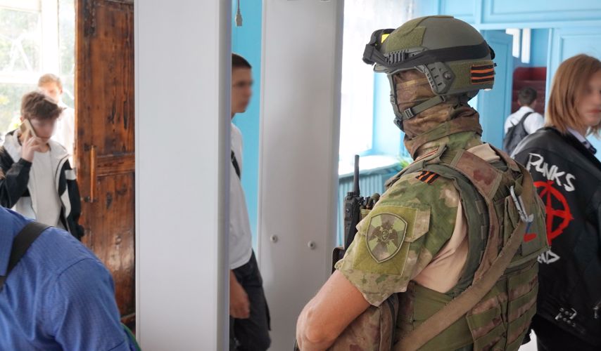 Росгвардейцы поздравили с Днем знаний школьников ДНР