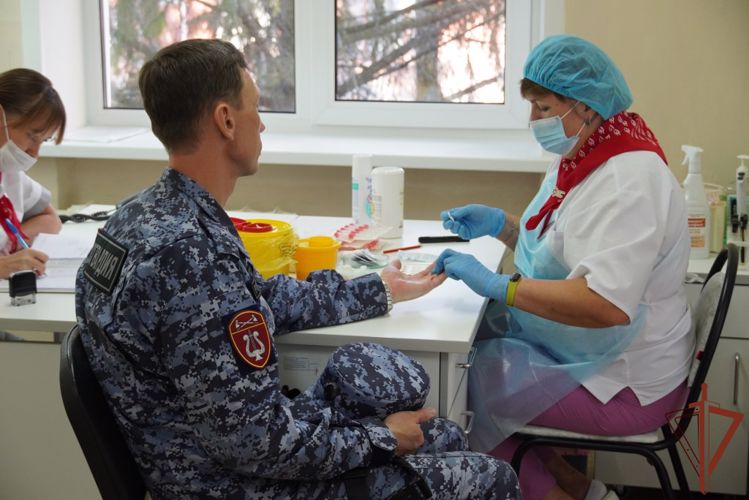 Росгвардейцы приняли участие во всероссийском марафоне донорства костного мозга «#ДавайВступай!» в Чувашии