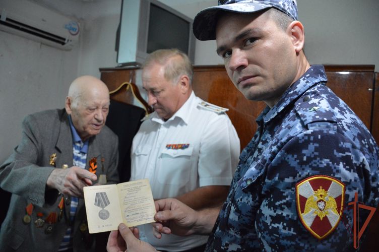  Росгвардейцы в Крыму навестили ветерана - участника последних боев Второй мировой войны 