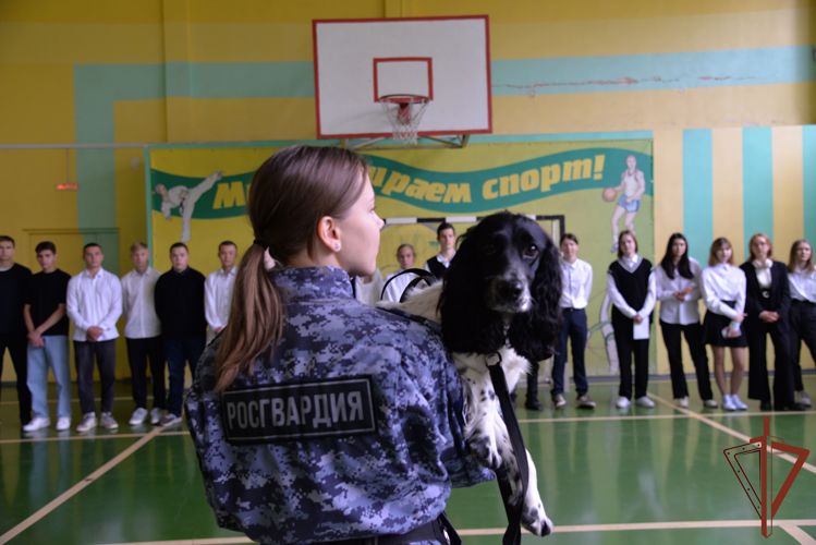 Росгвардейцы в День знаний провели для уральских школьников открытые уроки