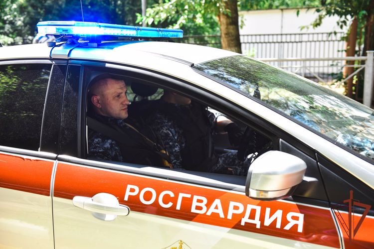 Сотрудники Росгвардии в Подмосковье оказали помощь пострадавшему в ДТП мотоциклисту
