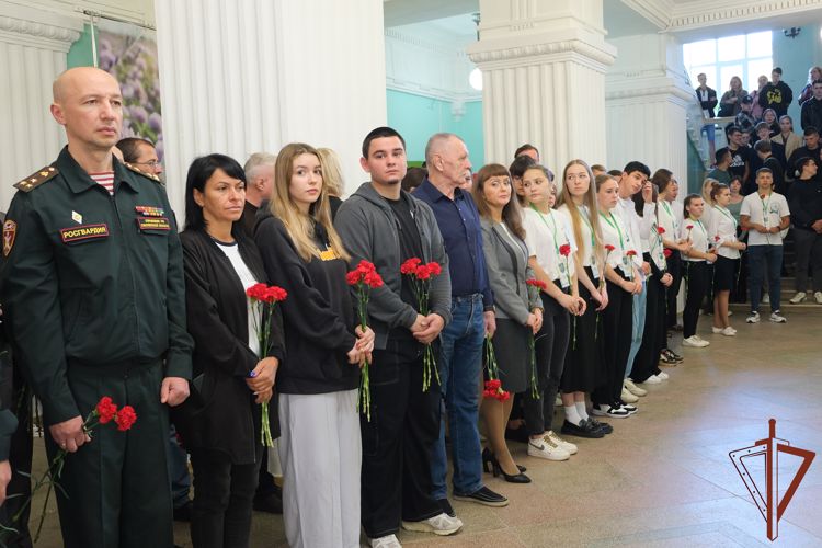В Смоленске открыли памятную доску военнослужащему Росгвардии, погибшему при выполнении воинского долга