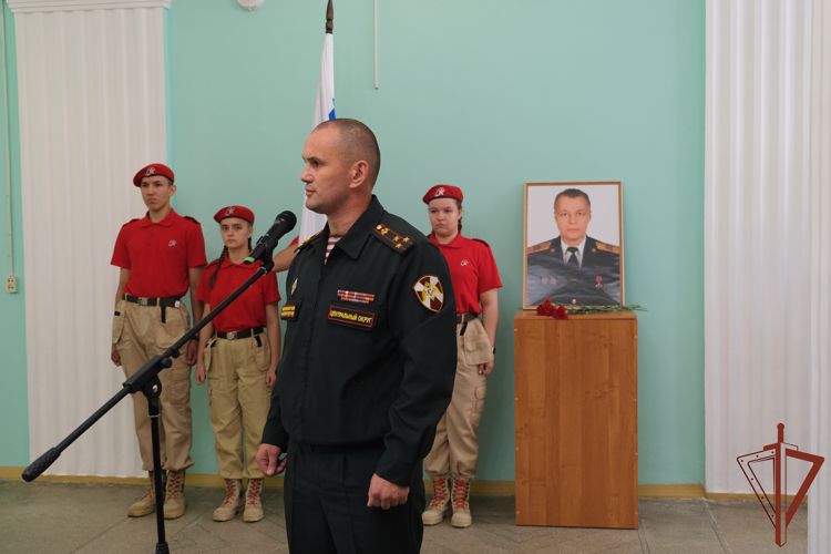 В Смоленске открыли памятную доску военнослужащему Росгвардии, погибшему при выполнении воинского долга